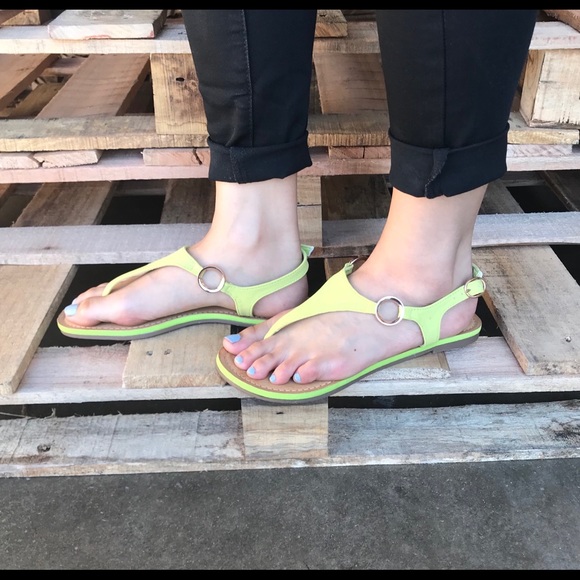 Neon yellow ring thong flat sandal - Picture 4 of 8